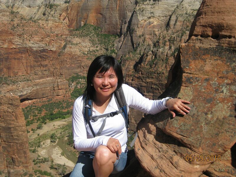 Zions_hiking.jpg (135049 bytes)