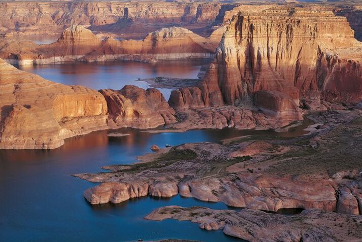 Lake Powell5.jpg (78463 bytes)