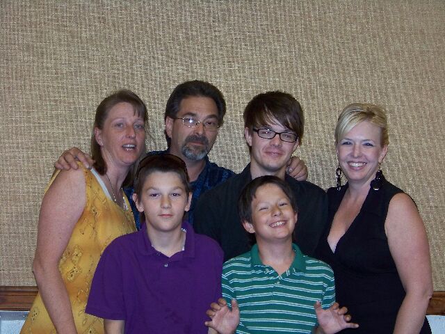 garyfam.jpg (80246 bytes)