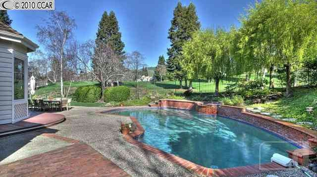 Pool2.jpg (145057 bytes)