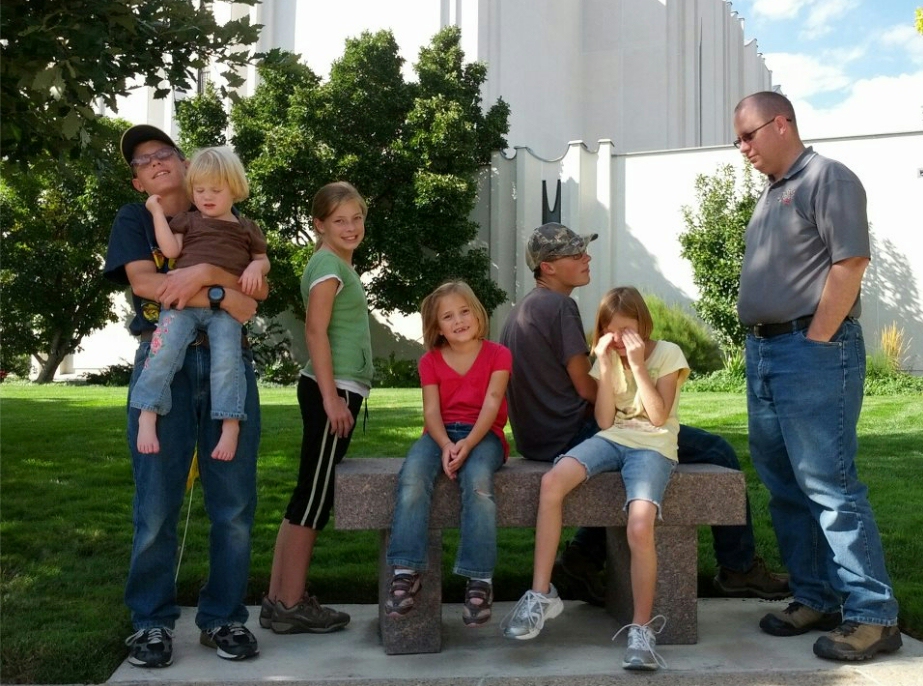 Family.jpg (469733 bytes)