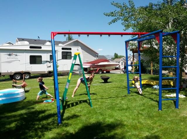 Swingset1.jpg (77490 bytes)
