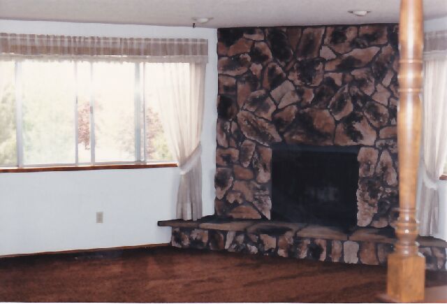 T2Fireplace.jpg (39528 bytes)
